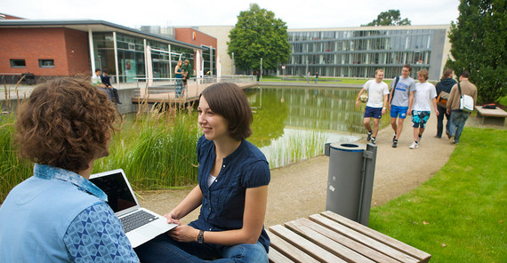 Foto: Studierende an der Digital-Engineering-Fakultät von Hasso-Plattner-Institut (HPI) und Universität Potsdam (Foto: HPI/Kay Herschelmann)