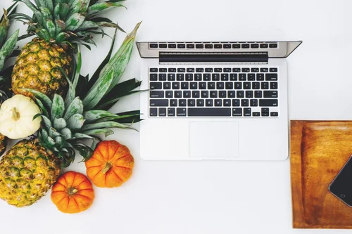 Laptop neben Obst und Gemüse