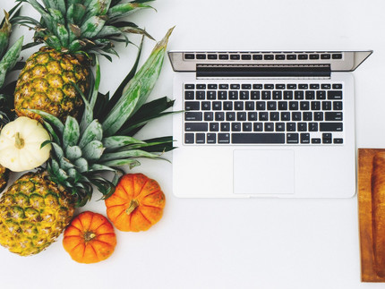 Laptop neben Obst und Gemüse