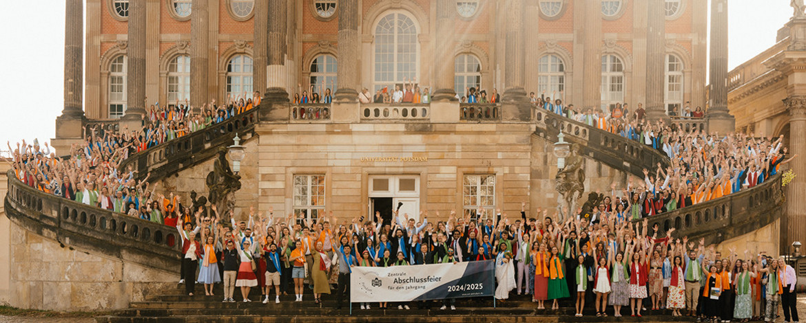 Gruppe von mehreren Hundert Studierenden vor einem Haus - Website der Abschlussfeier