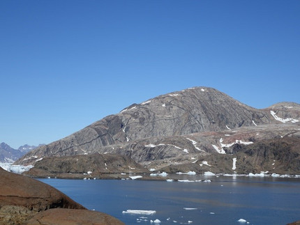 Berg an der Küste in Grönland