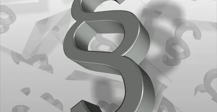 Button zur Unterseite Gesetze und Vereinbarungen: Das Bild zeigt ein dreidimensionales, metallisch-glänzendes Paragraphen-Symbol (§) in Silber, das im Vordergrund steht. Im Hintergrund sind zahlreiche weitere, kleinere und verschwommene Paragraphen-Symbole in Grau- und Silbertönen zu sehen.