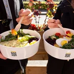 Auf dem Bild sind zwei Bowls zu sehen, die über App Relevo ausgeliehen wurden.