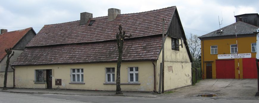 Zur Feuerwache umgewandelte Synagoge in Trzciel und nebenstehend die ehemalige jüdische Schule