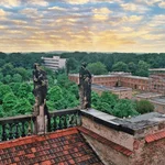 Umbau mit Weitsicht: Vom Dach des Südcommuns richtet sich der Blick auf das eingerüstete Audimax.