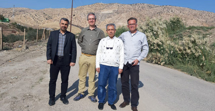 Die Potsdamer Religionswissenschaftler Prof. Dr. Johann Ev. Hafner (r.) und Dr. Stefan Gatzhammer (2.v.l.) unterwegs in der Ninive-Ebene mit Unikollegen aus Dohuk und Erbil, im Hintergrund das Felsenkloster Mar Mattai. | Foto: privat