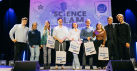 Gruppenbild aller Slammer:innen beim Science Slam im Waschhaus Potsdam