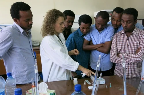 Usage of a rapid test kit in the laboratory