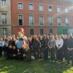 Auf dem Bild sieht man die Studierenden der neuen Jahrgänge des Deutsch-Französischen Studiengangs vor dem Haus 1 am Griebnitzsee