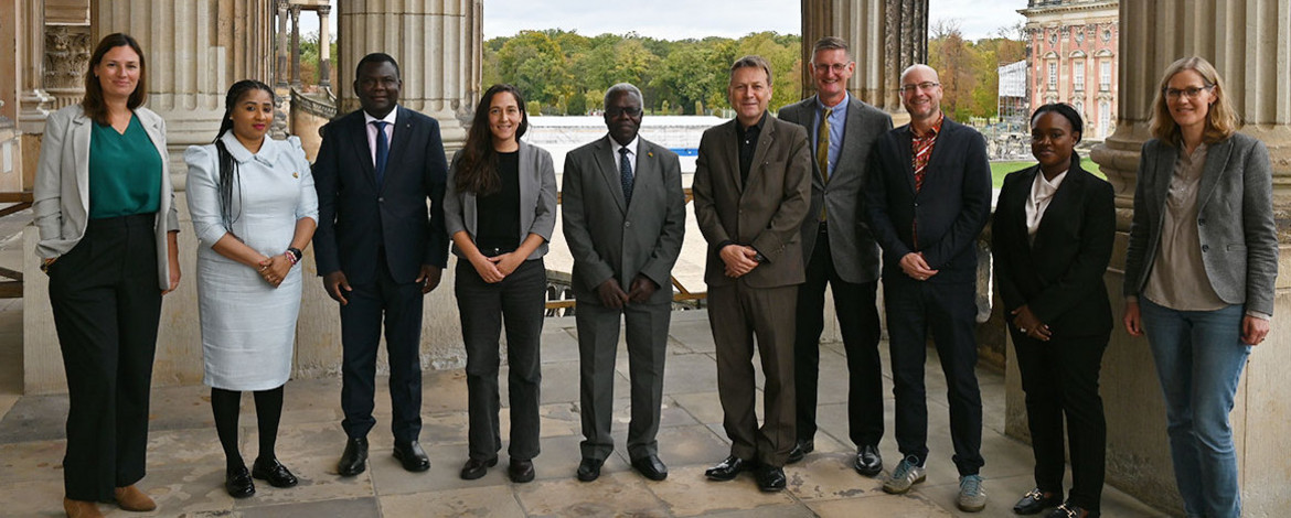 Die Delegation der Botschaft von Ghana in Deutschland mit Vertreterinnen und Vertretern der Universität Potsdam am Neuen Palais posierend für ein Gruppenfoto. - 