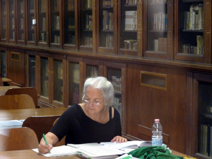 Frau Prof. Dr. Prengel arbeitend in der Bibliothek in Florenz
