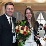 Geehrt: Aus den Händen von Uni-Präsident Prof. Oliver Günther, Ph.D. erhält die Politikwissenschaftlerin Dr. Hilal Alkan den Voltaire-Preis für Toleranz, Völkerverständigung und Respekt vor Differenz.