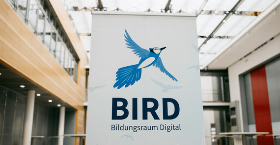 Tagungsrollup mit BIRD-Projekt Logo