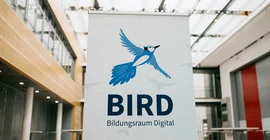 Tagungsrollup mit BIRD-Projekt Logo