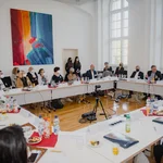 Foto von allen Teilnehmenden vom Kooperationsschultreffen im Senatssaal der Uni Potsdam
