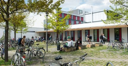 Studierende vor Haus 25 Campus Golm