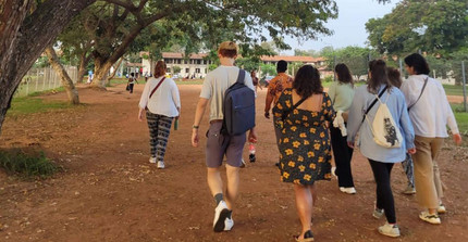 Studierende unterwegs auf dem Campus der University of Accra