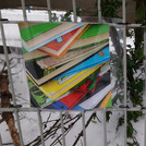 3- Mehrsprachiges Schild an einem Zaun: "Welches Buch magst du gerne?" in Berlin, Mitte. (Deutsch, Englisch, Türkisch und Arabisch).