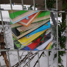 3- Mehrsprachiges Schild an einem Zaun: "Welches Buch magst du gerne?" in Berlin, Mitte. (Deutsch, Englisch, Türkisch und Arabisch).