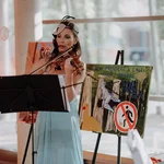 Geigerin Mona Seebohm begrüßt die Gäste mit italienischer Musik.