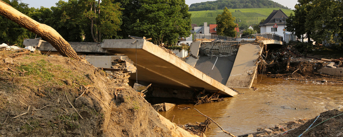 Zerstörung einer Brücke durch Überflutung - 