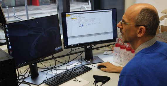 Digital data acquisition via specialized software – Peter van der Beek shows what the data from the mass-spectrometer look like. | Photo: Dr. Simon Schneider