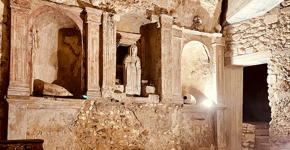 Das Bild zeigt eine Statute von in der unterirdischen „Cripta di Santa Restituta“ in Cagliari auf Sardinien. Foto: Juliane Seip