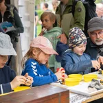 Drei Kinder an einem Tisch, arbeiten mit Knete