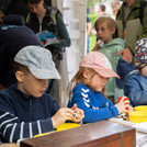 Drei Kinder an einem Tisch, arbeiten mit Knete