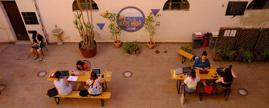 Bei der Arbeit an den Gruppenprojekten im Hof des Hostels