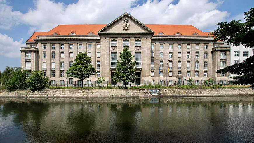 Der Bendlerblock am Berliner Landwehrkanal, Sitz des Bundesverteidigungsministeriums
