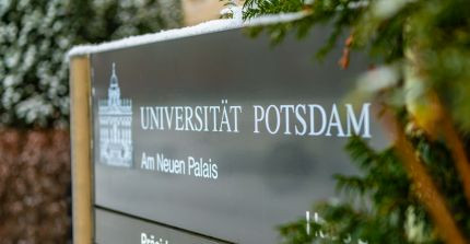 Schild des Campusleitsystems mit der Aufschrift "Universität Potsdam - Am Neuen Palais"