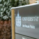 Schild des Campusleitsystems mit der Aufschrift "Universität Potsdam - Am Neuen Palais"