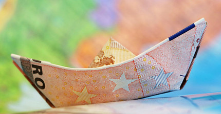 Euroschein als Boot gefaltet