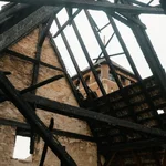 Blick in ein altes Gebäude vor der Sanierung