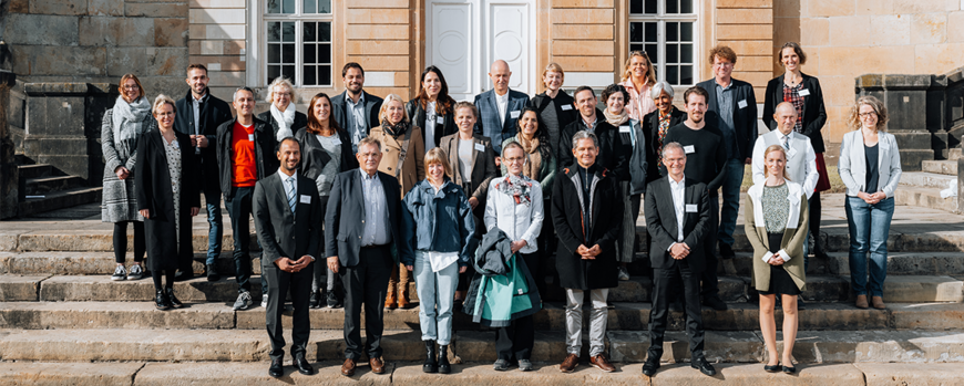 Teilnehmende vom Kooperationsschultreffen vor dem Neuen Palais