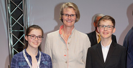 Bildungsministerin Anja Karliczek (Mitte) gratulierte den jungen Preisträgern bei der Verleihung am 19. Mai 2019. Foto: Kristian Müller