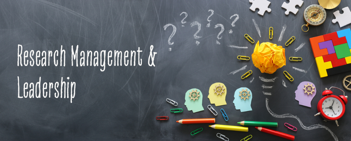 Vor einem grauen Hintergrund leigen bunte Stifte, Büroklammern, Wecker, Puzzleteile und Zettel. Außerdem ist der Schriftzug "Research Management & Leadership" mit Kreide links auf dem Bild zu sehen. - Research management and leadership