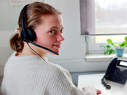 Junge Frau am Telefon bei der Campus Beratung Inklusion