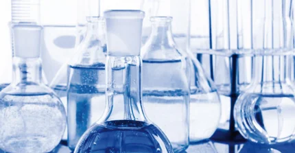 Glaskolben mit hellblau durchsichtiger Flüssigkeit