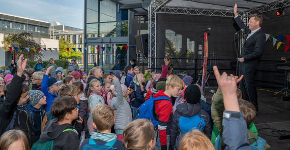 Uni-Präsident Prof. Oliver Günther, Ph.D. begrüßt die Schülerinnen und Schüler der Kinder-Universität.