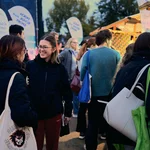 Mehrere Personen vor einem Marktstand