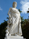 zu sehen ist eine Asklepios-Statue mit Stab und Schlange