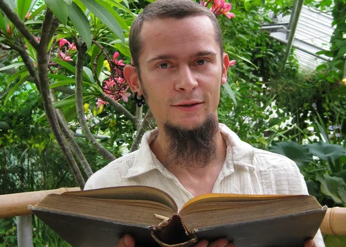 Mann liest aus einem Buch was vor