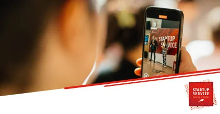 Person die mit dem Handy ein Video macht.