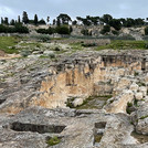 Das Bild zeigt die Ruinen der punischen Nekropole „Tuvixeddu“ auf Sardinien. Foto: Juliane Seip