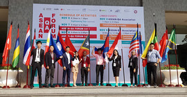 Studierende vor ihren Nationalflaggen beim ASEAN-QA Forum 2019 an der Foreign Trade University in Vietnam. Foto: Benjamin Jung.