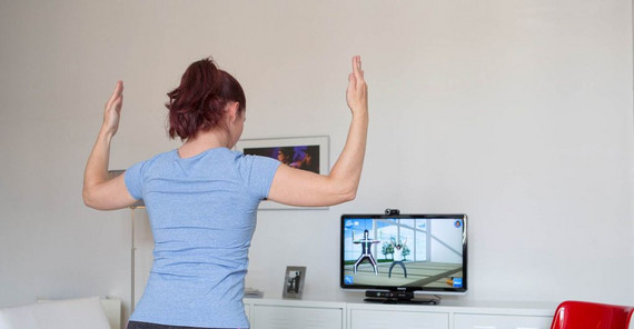 Telemedical rehab program in front of the TV – and with a camera. Photo: Matthias Heyde (Fraunhofer Institut für offene Kommunikationssysteme - FOKUS)