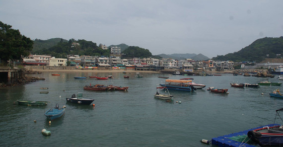 Yung Shue Wan - ein Fischerdorf mit vielen Häusern, Restaurants und Bars am Strand. Auf dem Wasser befinden sich viele kleine Fischerboote und kleine Fähren.