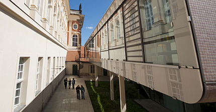 Der Innenhof zwischen dem Haus 9 und der Bibliohek auf dem Campus Am Neuen Palais. Der Link führt zur Webseite der Philosophischen Fakultät. Foto: Karla Fritze